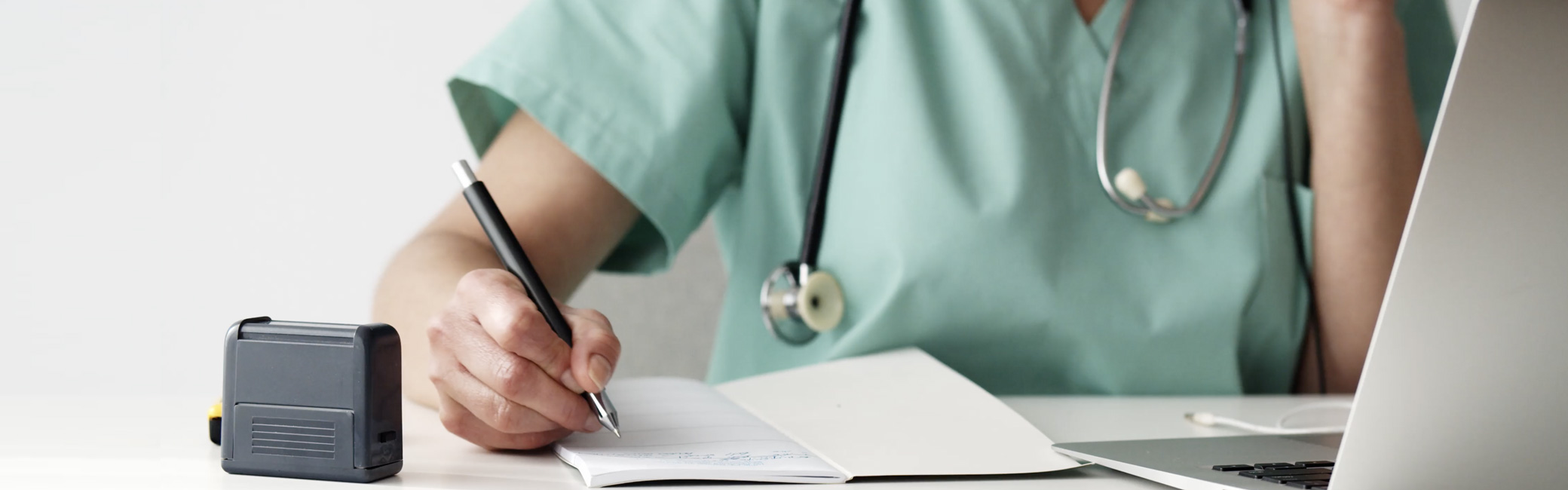 lekarka wystawia receptę